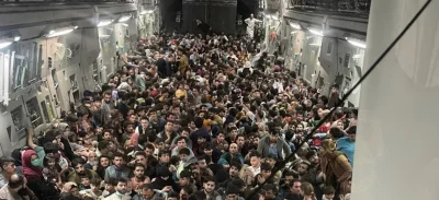 RockyZumaSkye - C-17 z Kabulu, który miał mieć na pokładzie 800 osób, miał ich "tylko...