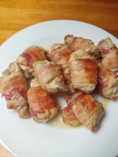 luk04330 - #carnivore
#keto

Mięso z uda kurczaka, boczek, sól.