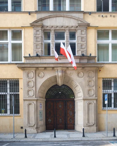 Sudet - Główne wejście do budynku Narodowy Bank Polski we Wrocławiu, od strony ulicy ...