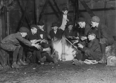 myrmekochoria - Grupa gazeciarzy grzejąca się przy ognisku, St. Louis 1910

#starsz...