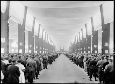 myrmekochoria - Hitler przemawia na wiecu, Niemcy lata 40. XX wieku. Podobne ujęcie w...