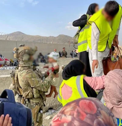 frrans - Żołnierz JW GROM pomaga afgańskim cywilom na lotnisku w Kabulu.
Duma.

Za...
