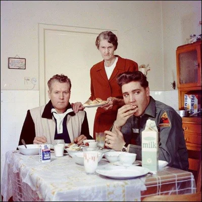 4ntymateria - Elvis Presley z ojcem i babcią, 1959.
#historia