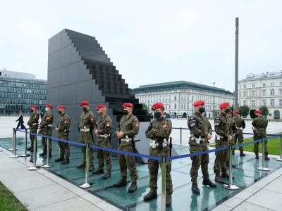 kiszczak - Naliczyłem 12 osób. Rozumiem pilnować, ale aż takimi środkami? Przecież dw...