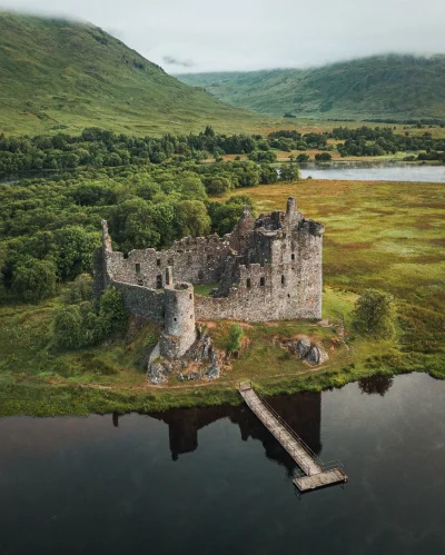 wariat_zwariowany - ten sam autor, ale inny zamek, choć tez w Szkocji :)