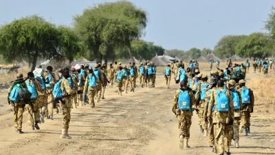 M_longer - Żołnierzom z Południowego Sudanu plecaki wysłane dla dzieci bardzo pasują ...