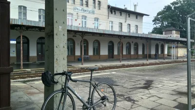 dzejdzi - 599 912 + 93 = 600 005

Najpiękniejszy dworzec w Polsce, nie ma co się kł...