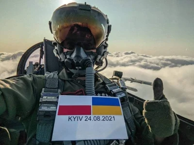 szurszur - Pilot polskiego F-16 podczas wczorajszego przelotu na defiladzie w Kijowie...