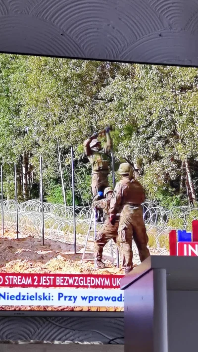 czterydwadolary - Sposób wbijania słupków przy budowie płotu na wschodniej granicy od...