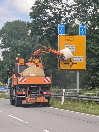 JoeShmoe - Pojazd czyszczący znaki drogowe w Niemczech. Nigdy nie widziałem w Polsce....