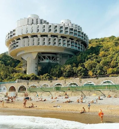 4ntymateria - Sanatorium „Przyjaźń” w Jałcie, 1985.
#rosja
#architektura