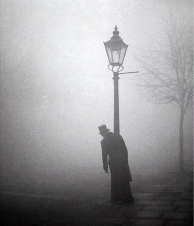 biesy - Pijany mężczyzna trzyma się latarni, Londyn, 1934. Fot. Bill Brant.

 Krótka ...