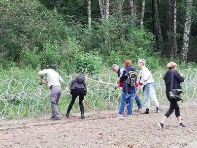 delvian - Straż graniczna i policja zatrzymały grupę ludzi, która niszczyła płot na g...