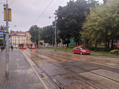 sylwke3100 - Czerwone tramwajki, czerwony samochód.