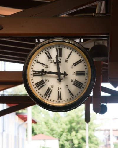 Sudet - Klasyczny zegar odmierzający rytm pociągów przyjeżdżających na i odjeżdżający...