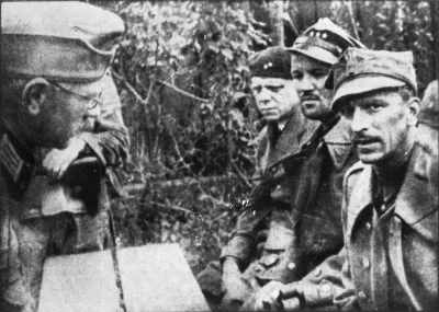 Haszem - 1939 rok, na zdjęciu widać oficera Wehrmachtu tłumaczącego Polskim żołnierzo...