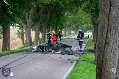steven_senegal - Dzisiejszy wypadek w Mikołajkach. Dwóch ludzi w Porsche zginęło na m...