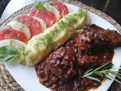 arinkao - Pyszny i prosty obiad: szynka wieprzowa duszona w garnku, ziemniaki i sałat...