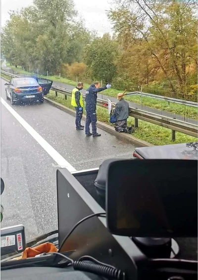 robert5502 - Na polskich drogach można spotkać różne dziwy. Np ten dzban szedł na kol...