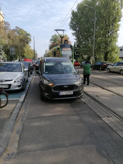 PatrykEm1990 - Brawo dzbanie. Zablokowałeś tramwaj i karetki. Poznań hcp