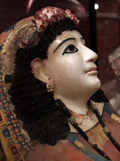 HeruMerenbast - Egipska maska mumii kobiety z prawdziwymi włosami. W wykonaniu widać ...