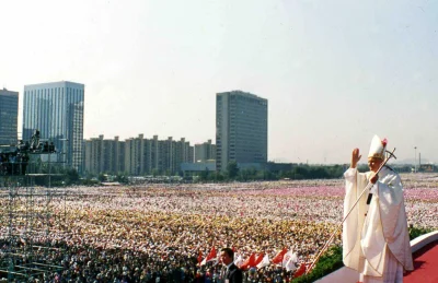 angelo_sodano - Papież Jan Paweł II pozdrawia 700 tys. tłum uczestniczący we Mszy Świ...