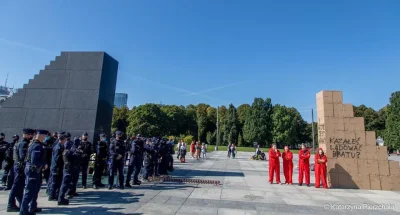 czeskiNetoperek - Bez kitu, policja serio regularnie otacza ten pomnik kordonem kilku...