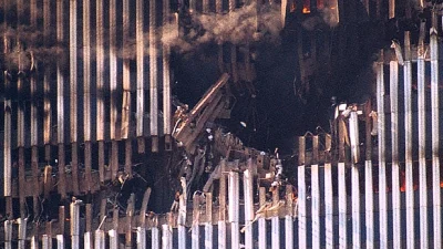 A.....1 - Kobieta stojąca na krawędzi jednej z wież WTC podczas zamachów z 2001 roku....