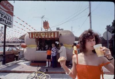 Borealny - Sigourney Weaver przy budce z hotdogami, 1978.
#fotografia #starezdjecia #...