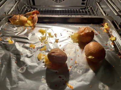 Hahaharry - Czy ktoś z #poznan może mi wyjaśnić dlaczego #pyry wybuchły mi w piekarni...