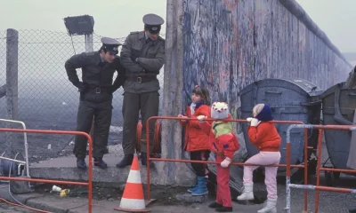 myrmekochoria - Dzieci z zachodniego Berlina rozmawiają ze strażnikami z wschodniego ...