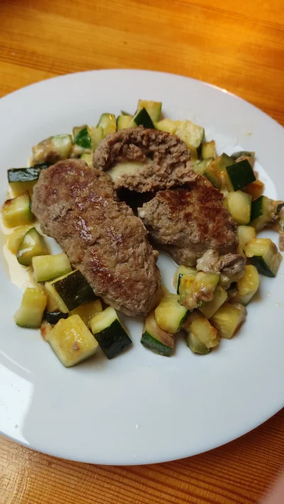 luk04330 - #keto
#animalbaseddiet

Kotlety z serem żółtym i cukinia.