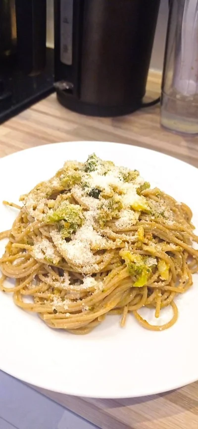 theicecold - Spaghetti z brokułami i czosnkiem, posypane serem grana padano.

Sos z...