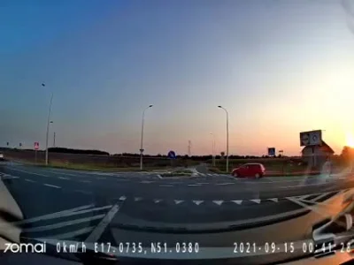 mroz3 - Video z głośnego wypadku sprzed paru dni.
Kierujący motorem nie przeżył 
#pol...