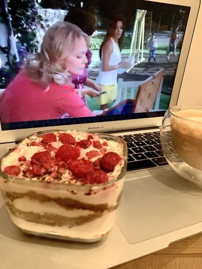 hellyea - I cyk, czas na serial i kawusie (｡◕‿‿◕｡) 

Do jedzenia:
„Tiramisu” na skyra...