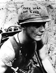 D.....o - Amerykański żołnierz w Wietnamie parodiujący pewną znaną fotografię innego ...