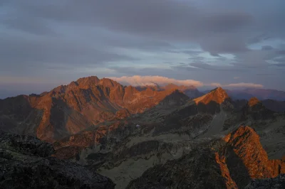 RAKU - Złota godzina o wschodzie Słońca, panorama z Pośredniej Grani odwiedzonej podc...