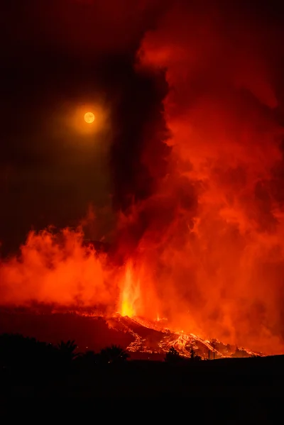 Borealny - Zdjęcia z erupcji wulkanu na wyspie La Palma.
Ewakuowano okolicznych miesz...