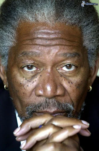 Woofinka - @Nooiiizy: wygladasz jak Morgan Freeman albo jakbys miala mega wagry (・へ・)...