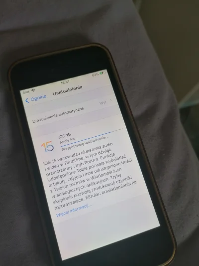 M.....2 - Chłop sobie robi aktualizacje do iOS 15 na iPhonie SE 2016 śmiechu warte......