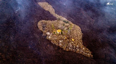 janusz00 - Dom, który jakimś cudem został ominięty przez lawę.

#wulkan #lapalma #e...