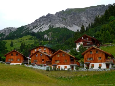 nowyjesttu - Liechtenstein, domy na tle góry.
Liechtenstein jest najbogatszym krajem...