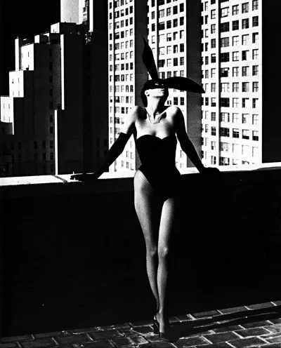 myrmekochoria - Helmut Newton, Elsa Peretti jako bunnygirl, Nowy Jork, 1975.

#star...