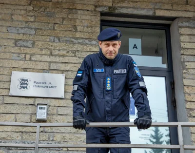 nowyjesttu - Nowe mundury estońskiej policji. Stopień, zamiast na ramieniach, jest oz...