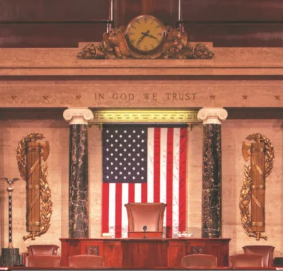 nowyjesttu - Oficjalne motto USA "Bogu Ufamy" nad fotelem przewodniczącego w parlamen...