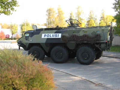 nowyjesttu - Wóz opancerzony fińskiej policji podczas szkolnej strzelaniny w Kauhajok...