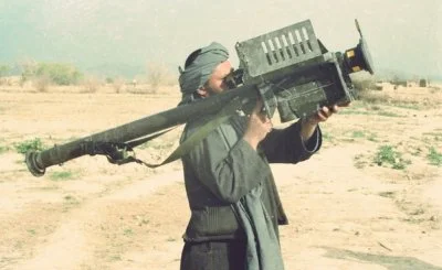 ziarnodlakur - Afgański ratownik szykuje się do wystrzelenia bojki