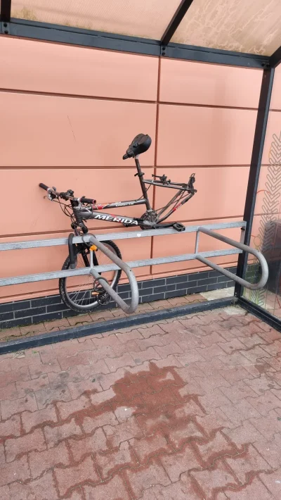 chicken216 - #rower #bialystok 
Ktoś komuś "pomógł" rower zaparkować (✌ ﾟ ∀ ﾟ)☞