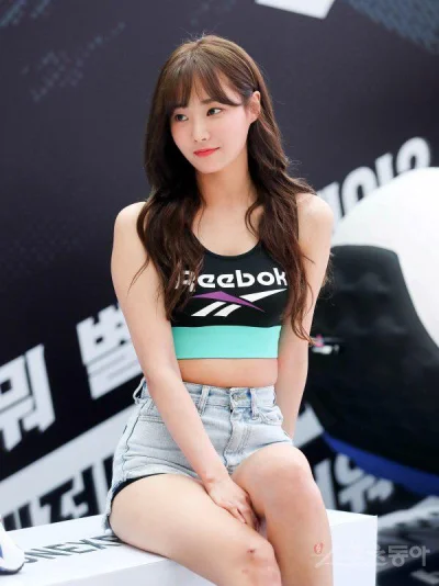 XKHYCCB2dX - #yeonwoo #momoland 
#koreanka