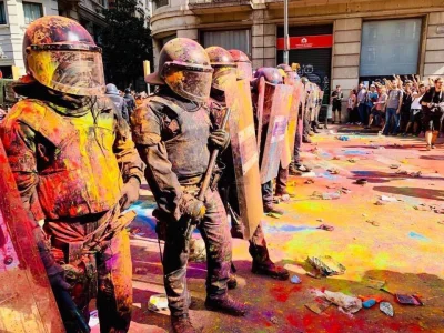 Earna - Wymyślili obrzucanie policjantów farbą, jajkami i pomidorami...
Tak by wygląd...